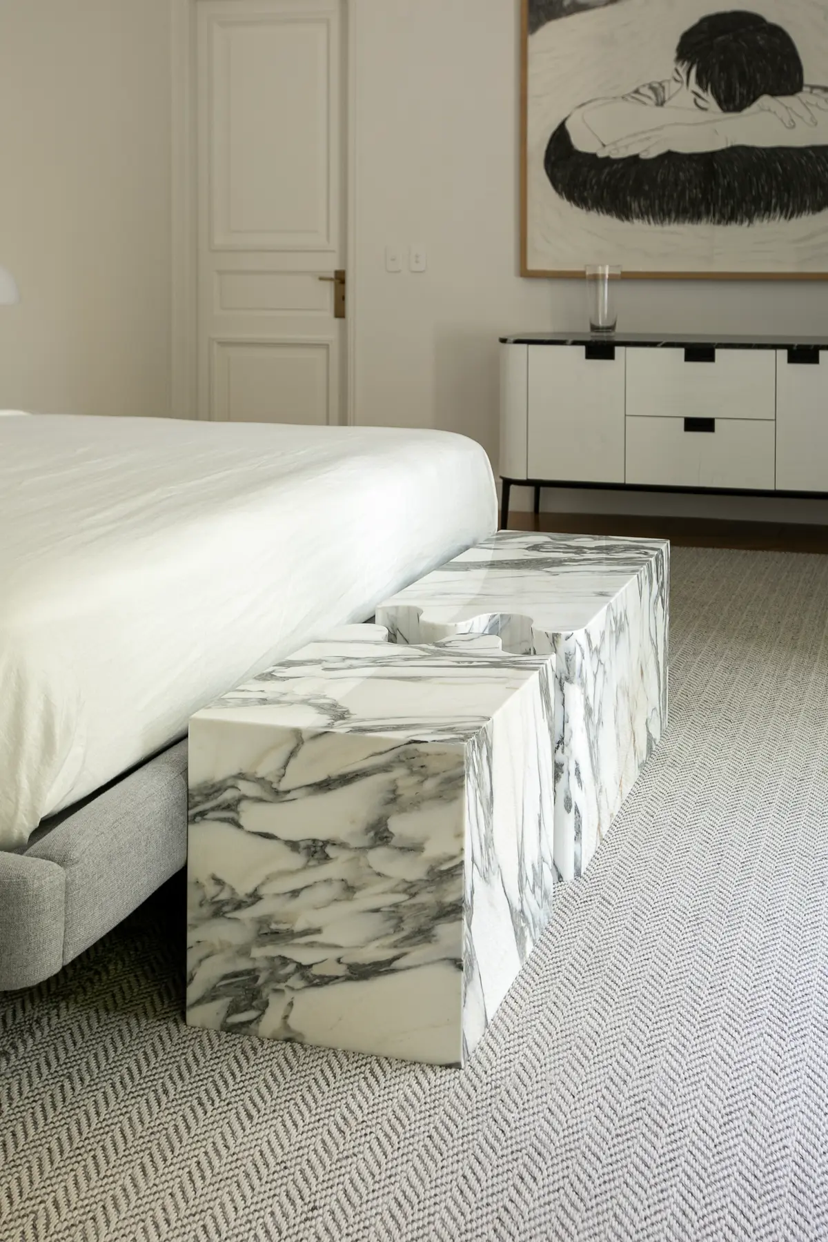 Quarto moderno com mesas de mármore e arte abstrata — projeto OBRA RECOLETA, por Estudio Xime Fontan Balestra, em Recoleta